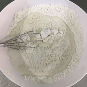 粉類を混ぜるクランペット