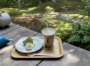 抹茶のバスクチーズケーキとカフェラテ