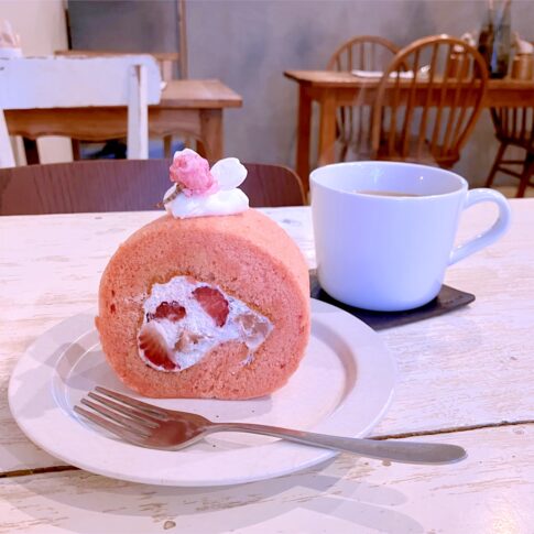 桜のロールケーキ