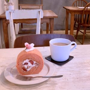 さくらといちごのロールケーキ