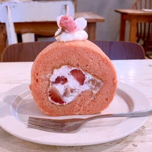 桜と苺のロールケーキ